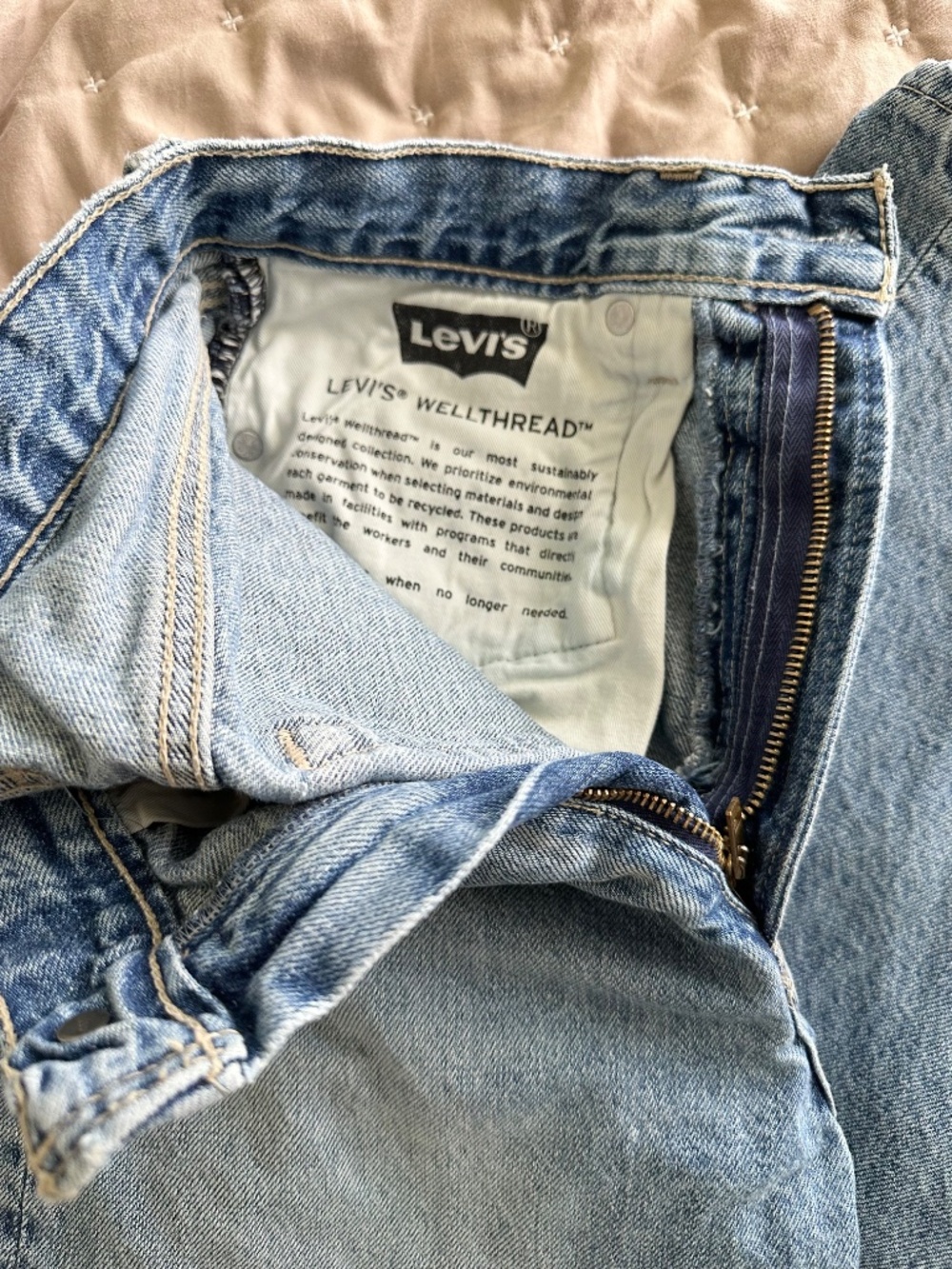 LEVI’s - Picture 2 of 4